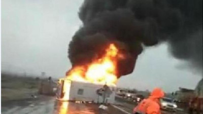 Alaşehir'de lastiği patlayan servis aracı alev topuna döndü. Minibüste dehşet anları