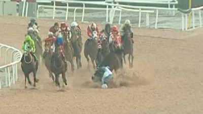 Elini ağzının içine sokarak dilini dışarı çıkardı.Jokey diğer jokeyin hayatını kurtardı