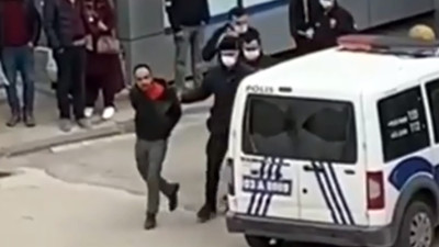 Sokakta kızının boğazı kesti