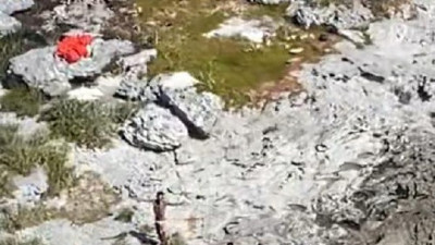 Bir kadın iki erkek ıssız adada mahsur kaldı. 33 gün sonra kurtarıldılar