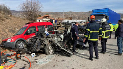 Otomobil TIR'a çarptı 1 ölü 2 yaralı