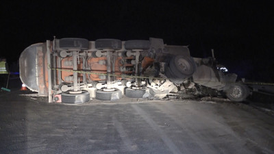 Bursa'da vince çarpan TIR devrildi: 1 ölü