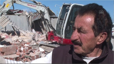 İzmirli çoban gece ahıra girdiğinde gözlerini ovuşturdu. İneklerin seslerine uyandı