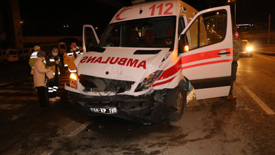 Kaza yapan ambulansta doğum yaptı