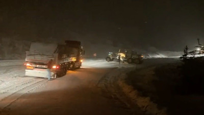 Göz gözü görmedi. Hazırlıksız yakalandılar. Sivas'ta etkili olan kar ve tipi ulaşımı felç etti