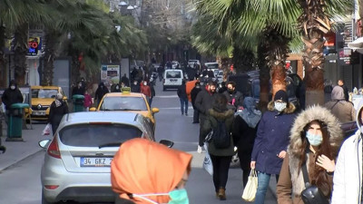 Kısıtlama günü meydan ve caddeler tıklım tıklım