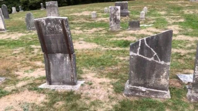 Mezarlıkta çektiği fotoğrafa evde bakınca kekelemeye başladı. İki mezarın arasındaydı