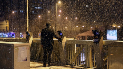 Kar ince ince yağıyor. Tipiye döner veya lapa lapa (Kuş tüyü) yağarsa vay İstanbul'u haline