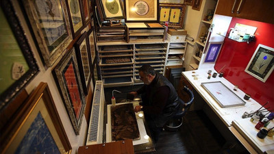 Siyah altın ile ebru sanatı farklı bir boyut aldı