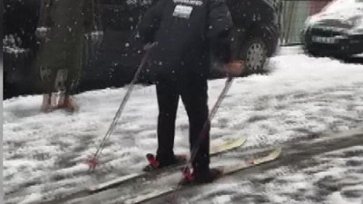 Karla kaplanan sokakta kayak keyfi