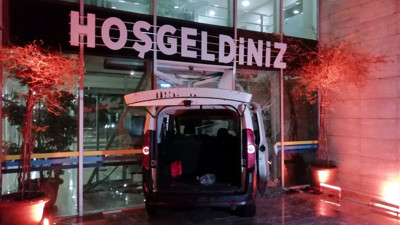 Polisten kaçarken cam kapıdan içeri girdi