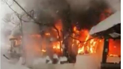 Sakarya Karapürçek'te ev cayır cayır yandı