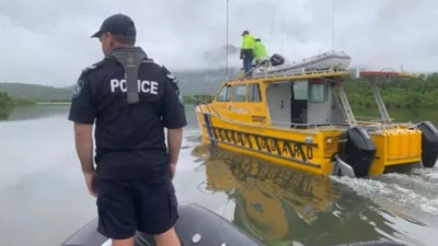 Gölün ortasından bir anda çıkan timsah adamı tek lokmada yuttu. Midesinden parça parça çıkarıldı