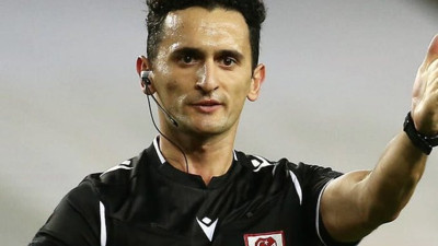 Kasımpaşa’nın penaltısını çalmayan hakem Erkan Özdamar’ın müthiş benzerliği. Gazeteci Orhan Yıldırım paylaştı