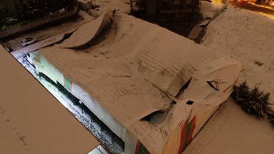 Kar nedeniyle halı sahanın çatısı çöktü