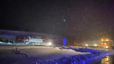 Yoğun kar yağışı nedeniyle karayolu trafiğe kapandı. Yüzlerce araç mahsur kaldı. Ekiplerden vatandaşlara kumanya desteği
