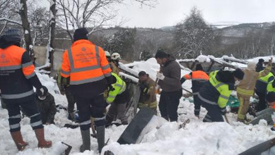 Enkaz altında onlarcası öldü. Karın ağırlığını kaldıramadı yerle bir oldu