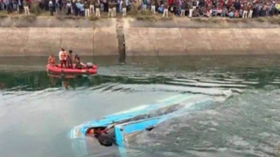 Hindistan'da katliam gibi kaza. Yolcu otobüsündeki 40 kişi aynı anda can verdi. Çevredekiler film gibi izlediler