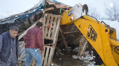 Bursa'daki ahır çatırtı seslerinin ardından küt diye çöktü: Kuzular can verdi