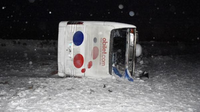 Yolcu otobüsü devrildi. Onlarca yaralı var
