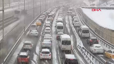 İstanbul trafiği hallaç pamuğu gibi oldu. Kar ölmeden önce son vuruşunu yaptı