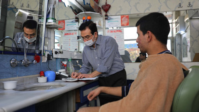 Gaziantep'teki berber deftere yazdığı her notla hayat kurtarıyor. Her gelen müşterisine tek tek soruyor