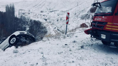 Buzda kaydı yamaçta asılı kaldı. 5 kişilik aile ecel terleri döktü