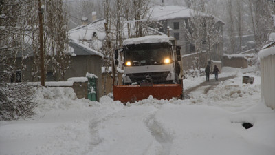 Yoğun kar yağışı nedeniyle 169 yerleşim birimine ulaşım sağlanamıyor
