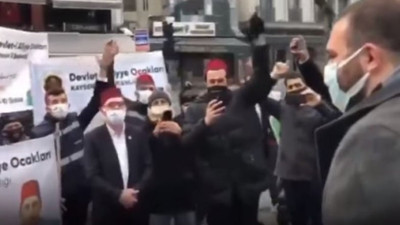 2.Abdülhamid’in torunu Sultanahmet’e çakarlı cipiyle geldi. Yolun yolumuzdur şehzadem sloganı ile karşılandı
