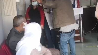 Aniden içeri girdi pantolonunu indirip çalışanların üzerine yürüdü. Sağlık Ocağında skandal görüntüler