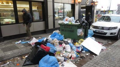 Çöp dağları caddeleri kapladı. Kadıköylüler isyanda