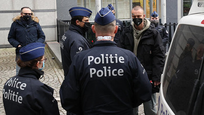 Avrupa Parlamentosu önünde canlı yarasa yemeye çalıştı!