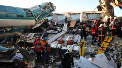 TCDD Genel Müdürü'nün ağzını bıçak açmadı. Hızlı tren faciasında dava görüldü. 9 kişi ölmüştü 107 kişi yaralanmıştı
