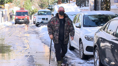 Cem Yılmaz bastonuyla yürürken görüntülendi. Gazeteciler sordu o cevapladı