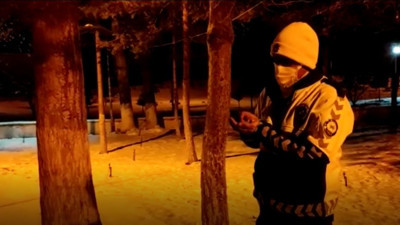 Malatya’da yürekleri ısıtan görüntü. Polisin tam önüne düştü. Avuçlarıyla yaşama döndürdü