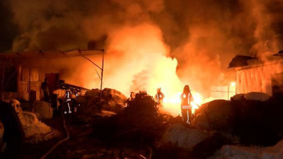 Geri dönüşüm deposu alev alev yandı