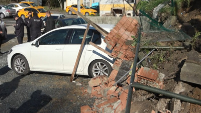 Beşiktaş'ta istinat duvarı araçların üzerine çöktü