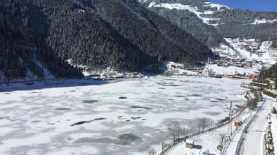 Kartpostallık görüntüler... Beyaz örtüyle kaplanan Uzungöl buz tuttu