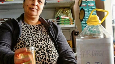 Ayçiçek yağı bardakla satılmaya başlandı. İşte memleketin içler acısı hali. Açlıktan bir adım öncesi