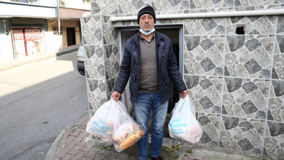 2 yıldır her gün 4 defa çöpten topluyor. Yorulmadan deniz ve göl kenarına gidiyor