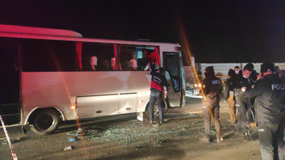 Halk otobüsü ile TIR’a çarpıştı