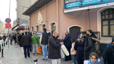 İstediği kadar inkar edilsin gerçek olan bu. 1 liralık ekmek kuyruğu. İsmail Saymaz paylaştı
