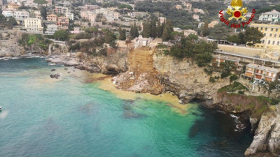 İtalya'da mezarlık gümbürtüyle denize uçtu. Onlarca kişi buz gibi suda arama yaptı. Görenler gözlerine inanamadı