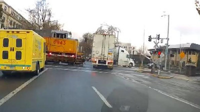 Tren TIR'ı paramparça etti