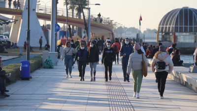 İzmirliler sıcak havayı fırsat bildi sahile akın etti