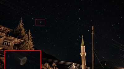 Cami minaresinin sol üstünde görüntülendi. İçinde insana benzer bir yüz vardı