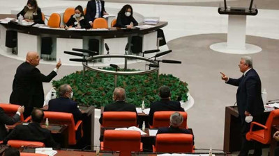 Meclis'te gece yarısı tansiyon yükseldi. AKP'li ve CHP'li vekiller karşı karşıya geldi