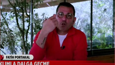Fatih Portakal takım elbise giyerek 30 yıldır sakladığı dövmesini artık açık açık gösteriyor
