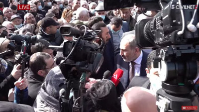 Ermenistan'da Paşinyan meydana indi: Ordu ve hükümet karşı karşıya