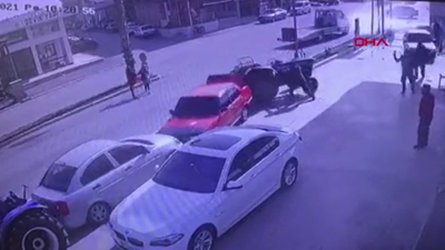 Sürücüsüz traktör araçları parçaladı yayalar koşarak kaçtı